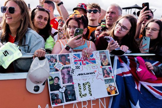 Circuit atmosphere - Lando Norris (GBR) McLaren F1 Team fans
04.07.2026. Formula 1 World Championship, Rd 9, British Grand Prix, Silverstone, England, Sprint and Qualifying Day.
- www.xpbimages.com, EMail: requests@xpbimages.com © Copyright: Denny / XPB Images