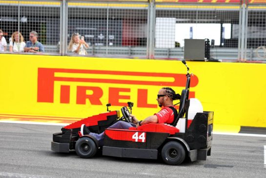 Lewis Hamilton (GBR) Scuderia Ferrari in a Lego kart on the drivers' parade.
05.07.2026. Formula 1 World Championship, Rd 9, British Grand Prix, Silverstone, England, Race Day.
- www.xpbimages.com, EMail: requests@xpbimages.com © Copyright: Bearne / XPB Images