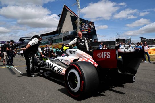 Sergio Perez (MEX) Cadillac Formula 1 Team MAC-26 on the grid.
05.07.2026. Formula 1 World Championship, Rd 9, British Grand Prix, Silverstone, England, Race Day.
- www.xpbimages.com, EMail: requests@xpbimages.com © Copyright: Batchelor / XPB Images
