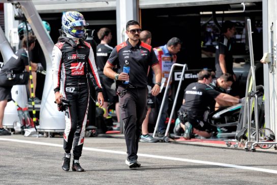 (L to R): Oliver Bearman (GBR) Haas F1 Team VF-26 with Pierluigi (Gigi) Della Bona (ITA) Haas F1 Team Performance Coach.
18.07.2026. Formula 1 World Championship, Rd 10, Belgian Grand Prix, Spa Francorchamps, Belgium, Qualifying Day.
- www.xpbimages.com, EMail: requests@xpbimages.com © Copyright: Batchelor / XPB Images