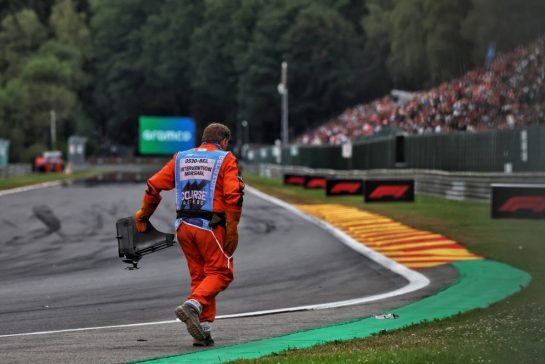 A marshal removes debris from the circuit.
19.07.2026. Formula 1 World Championship, Rd 10, Belgian Grand Prix, Spa Francorchamps, Belgium, Race Day.
- www.xpbimages.com, EMail: requests@xpbimages.com © Copyright: Patching / XPB Images