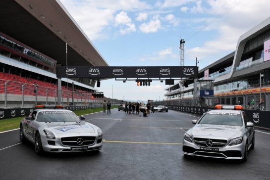Circuit atmosphere - the original Mercedes FIA Safety Car and Mercedes FIA Medical Car.
23.07.2026. Formula 1 World Championship, Rd 11, Hungarian Grand Prix, Budapest, Hungary, Preparation Day.
- www.xpbimages.com, EMail: requests@xpbimages.com © Copyright: Moy / XPB Images