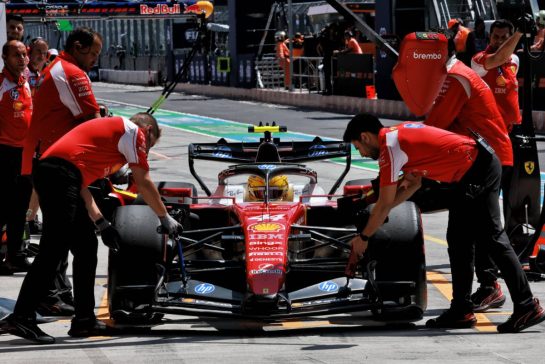 Lewis Hamilton (GBR) Scuderia Ferrari SF-26 in the pits.
25.07.2026. Formula 1 World Championship, Rd 11, Hungarian Grand Prix, Budapest, Hungary, Qualifying Day.
- www.xpbimages.com, EMail: requests@xpbimages.com © Copyright: Charniaux / XPB Images