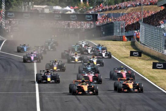 Lando Norris (GBR) McLaren F1 Team MCL40 leads Oscar Piastri (AUS) McLaren F1 Team MCL40 at the start of the race.
26.07.2026. Formula 1 World Championship, Rd 11, Hungarian Grand Prix, Budapest, Hungary, Race Day.
- www.xpbimages.com, EMail: requests@xpbimages.com © Copyright: Charniaux / XPB Images