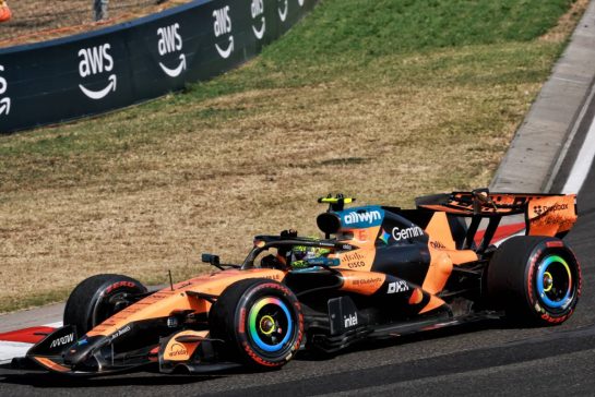 Race winner Lando Norris (GBR) McLaren F1 Team MCL40 celebrates at the end of the race.
26.07.2026. Formula 1 World Championship, Rd 11, Hungarian Grand Prix, Budapest, Hungary, Race Day.
- www.xpbimages.com, EMail: requests@xpbimages.com © Copyright: Charniaux / XPB Images