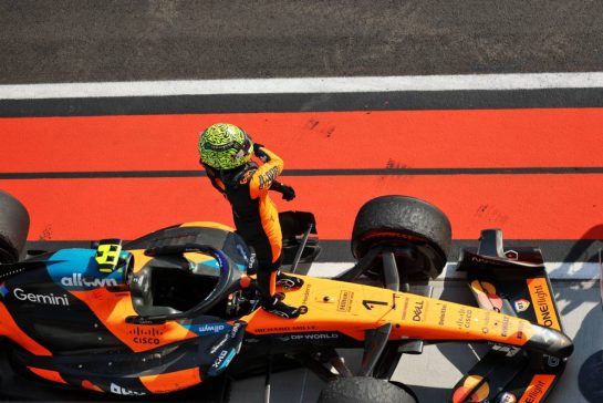 Race winner Lando Norris (GBR) McLaren F1 Team MCL40 celebrates in parc ferme.
26.07.2026. Formula 1 World Championship, Rd 11, Hungarian Grand Prix, Budapest, Hungary, Race Day.
- www.xpbimages.com, EMail: requests@xpbimages.com © Copyright: Batchelor / XPB Images