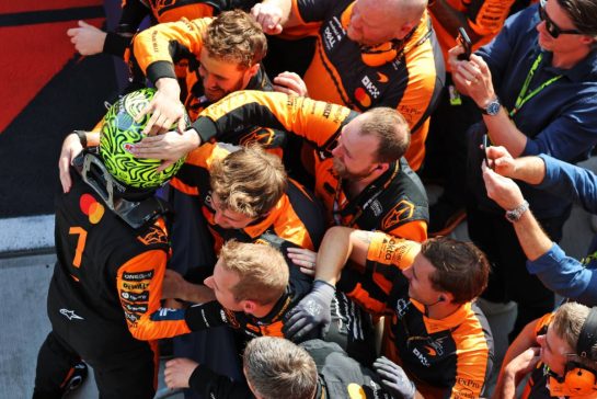 Race winner Lando Norris (GBR) McLaren F1 Team celebrates in parc ferme with the team.
26.07.2026. Formula 1 World Championship, Rd 11, Hungarian Grand Prix, Budapest, Hungary, Race Day.
- www.xpbimages.com, EMail: requests@xpbimages.com © Copyright: Batchelor / XPB Images