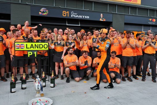 Race winner Lando Norris (GBR) McLaren F1 Team celebrates with the team.
26.07.2026. Formula 1 World Championship, Rd 11, Hungarian Grand Prix, Budapest, Hungary, Race Day.
- www.xpbimages.com, EMail: requests@xpbimages.com © Copyright: Moy / XPB Images