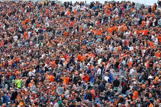 Circuit atmosphere - fans in the grandstand.
22.08.2026. Formula 1 World Championship, Rd 12, Dutch Grand Prix, Zandvoort, Netherlands, Sprint and Qualifying Day.
- www.xpbimages.com, EMail: requests@xpbimages.com © Copyright: Moy / XPB Images