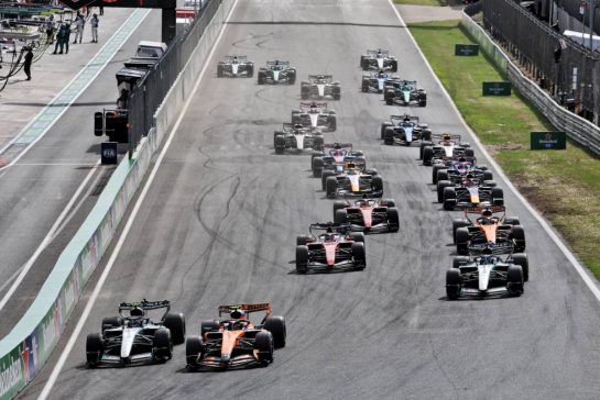 Lando Norris (GBR) McLaren F1 Team MCL40 and Andrea Kimi Antonelli (ITA) Mercedes AMG Formula One Team W17 battle for the lead at the start of the race.
23.08.2026. Formula 1 World Championship, Rd 12, Dutch Grand Prix, Zandvoort, Netherlands, Race Day.
- www.xpbimages.com, EMail: requests@xpbimages.com © Copyright: Moy / XPB Images