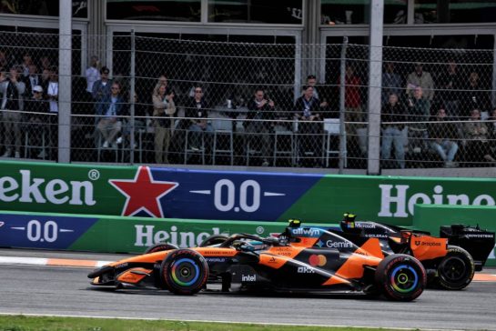 Lando Norris (GBR) McLaren F1 Team MCL40 and Andrea Kimi Antonelli (ITA) Mercedes AMG Formula One Team W17 battle for the lead at the start of the race.
23.08.2026. Formula 1 World Championship, Rd 12, Dutch Grand Prix, Zandvoort, Netherlands, Race Day.
- www.xpbimages.com, EMail: requests@xpbimages.com © Copyright: Moy / XPB Images