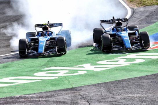 Carlos Sainz (ESP) Williams F1 Team FW48 and Alexander Albon (THA) Williams F1 Team FW48 collide.
23.08.2026. Formula 1 World Championship, Rd 12, Dutch Grand Prix, Zandvoort, Netherlands, Race Day.
- www.xpbimages.com, EMail: requests@xpbimages.com © Copyright: Bearne / XPB Images