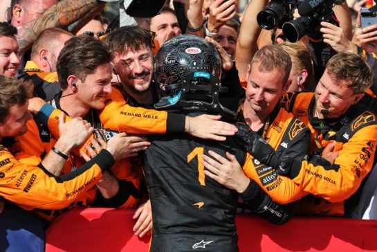 Race winner Lando Norris (GBR) McLaren F1 Team celebrates with the team in parc ferme.
23.08.2026. Formula 1 World Championship, Rd 12, Dutch Grand Prix, Zandvoort, Netherlands, Race Day.
- www.xpbimages.com, EMail: requests@xpbimages.com © Copyright: Moy / XPB Images