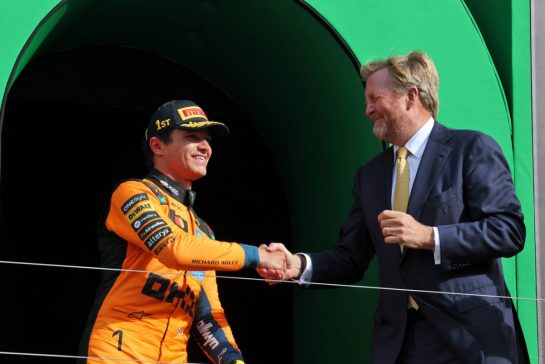 (L to R): race winner Lando Norris (GBR) McLaren F1 Team celebrates with Willem-Alexander (NLD), King of the Netherlands on the podium.
23.08.2026. Formula 1 World Championship, Rd 12, Dutch Grand Prix, Zandvoort, Netherlands, Race Day.
- www.xpbimages.com, EMail: requests@xpbimages.com © Copyright: Moy / XPB Images