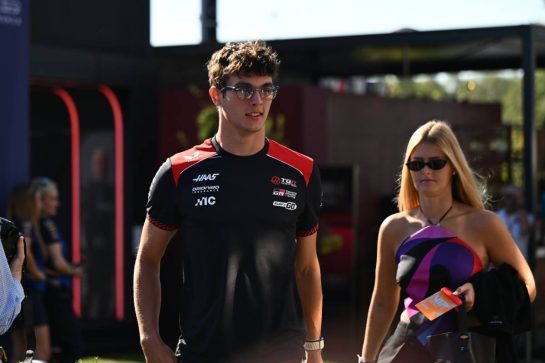 (L to R): Oliver Bearman (GBR) Haas F1 Team with his girlfriend Alicia Torriani04.09.2026. Formula 1 World Championship, Rd 13, Italian Grand Prix, Monza, Italy, Practice Day.- www.xpbimages.com, EMail: requests@xpbimages.com © Copyright: XPB Images