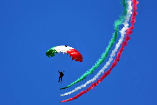 Circuit atmosphere - an Italian parachutist.
06.09.2026. Formula 1 World Championship, Rd 13, Italian Grand Prix, Monza, Italy, Race Day.
- www.xpbimages.com, EMail: requests@xpbimages.com © Copyright:  Rew / XPB Images