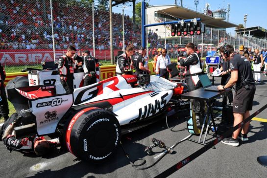 Oliver Bearman (GBR) Haas F1 Team VF-26 on the grid.
06.09.2026. Formula 1 World Championship, Rd 13, Italian Grand Prix, Monza, Italy, Race Day.
- www.xpbimages.com, EMail: requests@xpbimages.com © Copyright: Batchelor / XPB Images