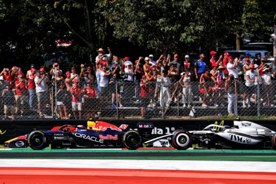 Liam Lawson (NZL) Red Bull Racing RB22 leads Valtteri Bottas (FIN) Cadillac Formula 1 Team MAC-26.
06.09.2026. Formula 1 World Championship, Rd 13, Italian Grand Prix, Monza, Italy, Race Day.
- www.xpbimages.com, EMail: requests@xpbimages.com © Copyright: Bearne / XPB Images