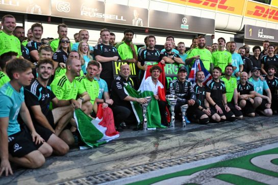Race winner Andrea Kimi Antonelli (ITA) Mercedes AMG Formula One Team celebrates with Simone Resta (ITA) Mercedes AMG Formula One Team Strategic Development Director; George Russell (GBR) Mercedes AMG Formula One Team; and the team.
06.09.2026. Formula 1 World Championship, Rd 13, Italian Grand Prix, Monza, Italy, Race Day.
- www.xpbimages.com, EMail: requests@xpbimages.com © Copyright: Price / XPB Images