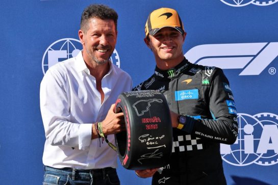 (L to R): Diego Simeone (ARG) Football Manager presents the Pirelli Pole Position Award to Lando Norris (GBR) McLaren F1 Team in qualifying parc ferme.
12.09.2026. Formula 1 World Championship, Rd 14, Spanish Grand Prix, Madrid, Spain, Qualifying Day.
- www.xpbimages.com, EMail: requests@xpbimages.com © Copyright: Batchelor / XPB Images