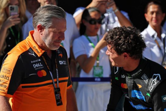 (L to R): Zak Brown (USA) McLaren F1 Team Executive Director with Pole sitter Lando Norris (GBR) McLaren F1 Team in qualifying parc ferme.
12.09.2026. Formula 1 World Championship, Rd 14, Spanish Grand Prix, Madrid, Spain, Qualifying Day.
- www.xpbimages.com, EMail: requests@xpbimages.com © Copyright: Batchelor / XPB Images