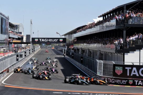 Lando Norris (GBR) McLaren F1 Team MCL40 leads Andrea Kimi Antonelli (ITA) Mercedes AMG Formula One Team W17 and Lewis Hamilton (GBR) Scuderia Ferrari SF-26 at the start of the race.
13.09.2026. Formula 1 World Championship, Rd 14, Spanish Grand Prix, Madrid, Spain, Race Day.
- www.xpbimages.com, EMail: requests@xpbimages.com © Copyright: Moy / XPB Images