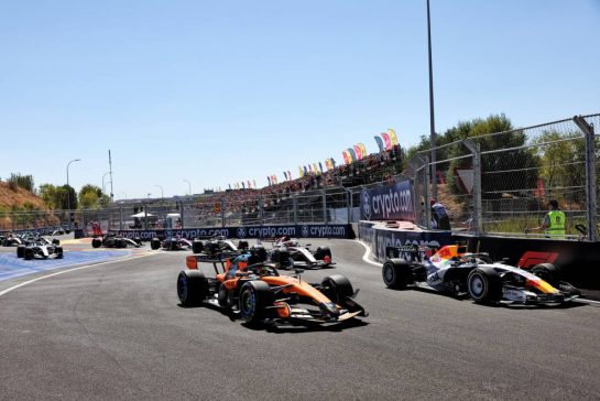 Oscar Piastri (AUS) McLaren F1 Team MCL40 and Yuki Tsunoda (JPN) Racing Bulls Formula One Team VCARB 03 Reserve Driver at the start of the race.
13.09.2026. Formula 1 World Championship, Rd 14, Spanish Grand Prix, Madrid, Spain, Race Day.
- www.xpbimages.com, EMail: requests@xpbimages.com © Copyright: Bearne / XPB Images