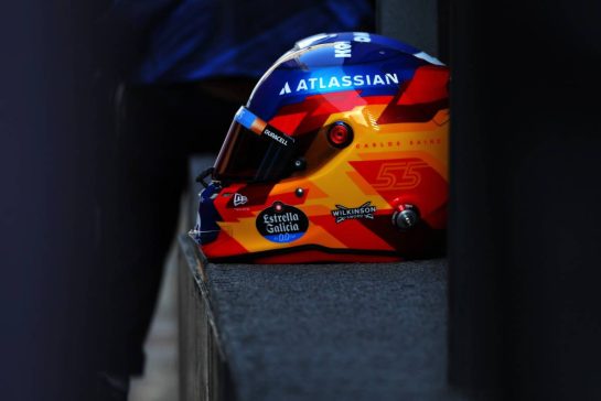 The helmet of Carlos Sainz (ESP) Williams F1 Team.
23.09.2026. Formula One World Championship, Rd 15, Azerbaijan Grand Prix, Baku, Azerbaijan, Preparations Day.
- www.xpbimages.com, EMail: requests@xpbimages.com © Copyright: Rew / XPB Images