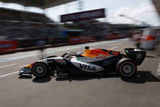 Arvid Lindblad (GBR) Racing Bulls Formula One Team VCARB 03 leaves the pits.
25.09.2026. Formula One World Championship, Rd 15, Azerbaijan Grand Prix, Baku, Azerbaijan, Qualifying Day.
- www.xpbimages.com, EMail: requests@xpbimages.com © Copyright: Charniaux / XPB Images