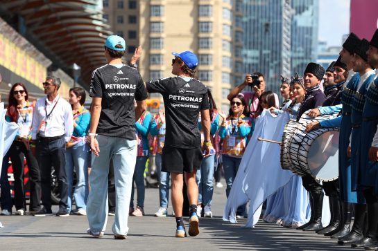 (L to R): George Russell (GBR) Mercedes AMG Formula One Team and Andrea Kimi Antonelli (ITA) Mercedes AMG Formula One Team on the drivers' parade.
26.09.2026. Formula One World Championship, Rd 15, Azerbaijan Grand Prix, Baku, Azerbaijan, Race Day.
- www.xpbimages.com, EMail: requests@xpbimages.com © Copyright: Rew / XPB Images