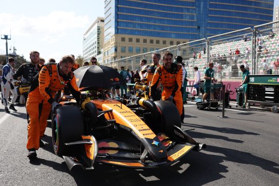 Lando Norris (GBR) McLaren F1 Team MCL40 on the grid.
26.09.2026. Formula One World Championship, Rd 15, Azerbaijan Grand Prix, Baku, Azerbaijan, Race Day.
- www.xpbimages.com, EMail: requests@xpbimages.com © Copyright: Bearne / XPB Images