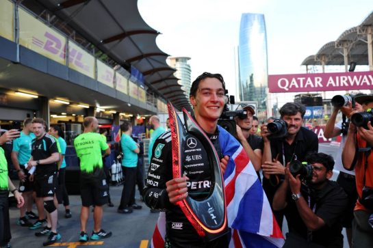 Race winner George Russell (GBR) Mercedes AMG Formula One Team celebrates with the team.26.09.2026. Formula One World Championship, Rd 15, Azerbaijan Grand Prix, Baku, Azerbaijan, Race Day.
- www.xpbimages.com, EMail: requests@xpbimages.com © Copyright: Rew / XPB Images