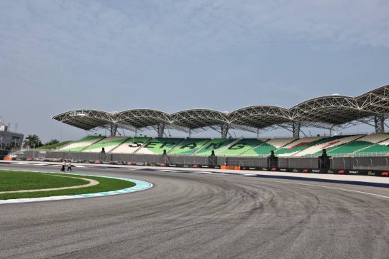 Circuit atmosphere - track detail.
01.10.2026. Formula 1 World Championship, Rd 16, Bahrain Grand Prix, Sepang, Malaysia, Preparations Day.
- www.xpbimages.com, EMail: requests@xpbimages.com © Copyright: Moy / XPB Images