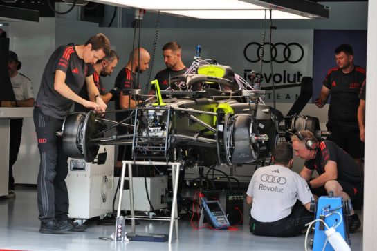 An Audi F1 Team R26 is built in the pit garage.
01.10.2026. Formula 1 World Championship, Rd 16, Bahrain Grand Prix, Sepang, Malaysia, Preparations Day.
- www.xpbimages.com, EMail: requests@xpbimages.com © Copyright: Moy / XPB Images