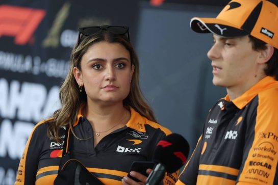Sophie Almeida McLaren Communications with Oscar Piastri (AUS) McLaren.
01.10.2026. Formula 1 World Championship, Rd 16, Bahrain Grand Prix, Sepang, Malaysia, Preparations Day.
- www.xpbimages.com, EMail: requests@xpbimages.com © Copyright: Moy / XPB Images
