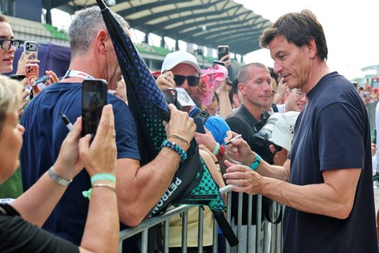 Toto Wolff (GER) Mercedes AMG Formula One Team Shareholder and Executive Director with fans in the pits.
01.10.2026. Formula 1 World Championship, Rd 16, Bahrain Grand Prix, Sepang, Malaysia, Preparations Day.
- www.xpbimages.com, EMail: requests@xpbimages.com © Copyright: Batchelor / XPB Images