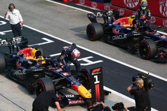 Max Verstappen (NLD) Red Bull Racing RB22 celebrates his pole position in qualifying parc ferme.
03.10.2026. Formula 1 World Championship, Rd 16, Bahrain Grand Prix, Sepang, Malaysia, Qualifying Day.
- www.xpbimages.com, EMail: requests@xpbimages.com © Copyright: Bearne / XPB Images