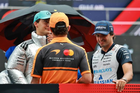 (L to R): George Russell (GBR) Mercedes AMG Formula One Team with Lando Norris (GBR) McLaren F1 Team and Carlos Sainz (ESP) Williams F1 Team on the drivers' parade.
04.10.2026. Formula 1 World Championship, Rd 16, Bahrain Grand Prix, Sepang, Malaysia, Race Day.
- www.xpbimages.com, EMail: requests@xpbimages.com © Copyright: Charniaux / XPB Images