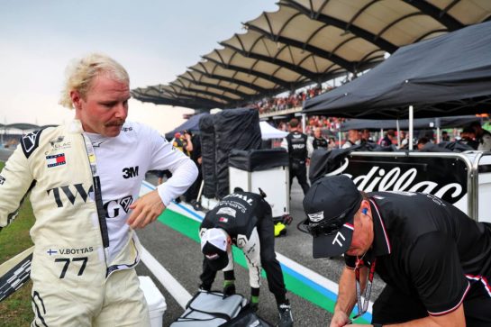 Valtteri Bottas (FIN) Cadillac Formula 1 Team on the grid.
04.10.2026. Formula 1 World Championship, Rd 16, Bahrain Grand Prix, Sepang, Malaysia, Race Day.
- www.xpbimages.com, EMail: requests@xpbimages.com © Copyright: Batchelor / XPB Images