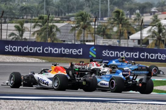 Alexander Albon (THA) Williams F1 Team FW48 and Arvid Lindblad (GBR) Racing Bulls Formula One Team VCARB 03 battle for position.
04.10.2026. Formula 1 World Championship, Rd 16, Bahrain Grand Prix, Sepang, Malaysia, Race Day.
- www.xpbimages.com, EMail: requests@xpbimages.com © Copyright: Moy / XPB Images
