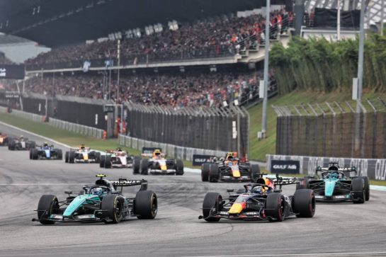 Andrea Kimi Antonelli (ITA) Mercedes AMG Formula One Team W17 leads Max Verstappen (NLD) Red Bull Racing RB22 and George Russell (GBR) Mercedes AMG Formula One Team W17.
04.10.2026. Formula 1 World Championship, Rd 16, Bahrain Grand Prix, Sepang, Malaysia, Race Day.
- www.xpbimages.com, EMail: requests@xpbimages.com © Copyright: Moy / XPB Images