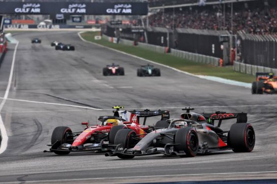 Nico Hulkenberg (GER) Audi F1 Team R26 and Lewis Hamilton (GBR) Scuderia Ferrari SF-26 battle for position.
04.10.2026. Formula 1 World Championship, Rd 16, Bahrain Grand Prix, Sepang, Malaysia, Race Day.
- www.xpbimages.com, EMail: requests@xpbimages.com © Copyright: Moy / XPB Images