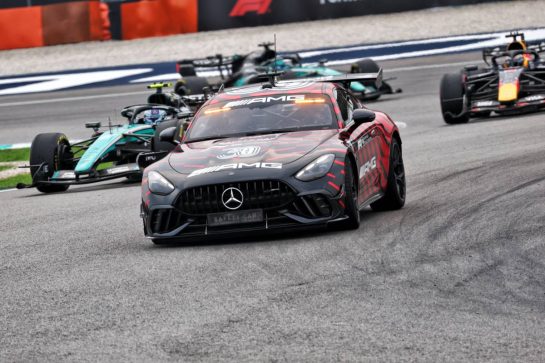 Andrea Kimi Antonelli (ITA) Mercedes AMG Formula One Team W17 leads behind the Mercedes FIA Safety Car.
04.10.2026. Formula 1 World Championship, Rd 16, Bahrain Grand Prix, Sepang, Malaysia, Race Day.
- www.xpbimages.com, EMail: requests@xpbimages.com © Copyright: Bearne / XPB Images