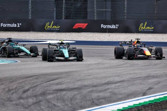 Andrea Kimi Antonelli (ITA) Mercedes AMG Formula One Team W17 and Max Verstappen (NLD) Red Bull Racing RB22 battled for the lead of the race.
04.10.2026. Formula 1 World Championship, Rd 16, Bahrain Grand Prix, Sepang, Malaysia, Race Day.
- www.xpbimages.com, EMail: requests@xpbimages.com © Copyright: Bearne / XPB Images