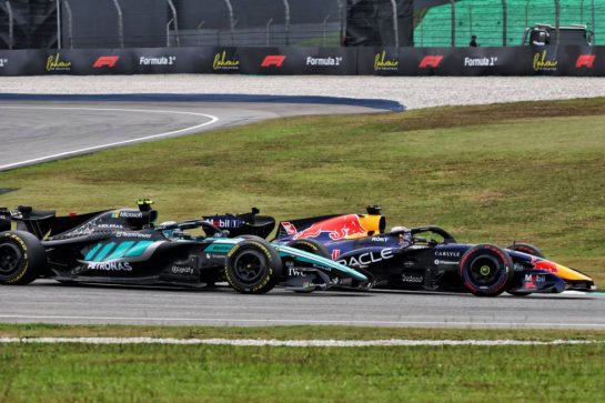Andrea Kimi Antonelli (ITA) Mercedes AMG Formula One Team W17 and Max Verstappen (NLD) Red Bull Racing RB22 battled for the lead of the race.
04.10.2026. Formula 1 World Championship, Rd 16, Bahrain Grand Prix, Sepang, Malaysia, Race Day.
- www.xpbimages.com, EMail: requests@xpbimages.com © Copyright: Bearne / XPB Images