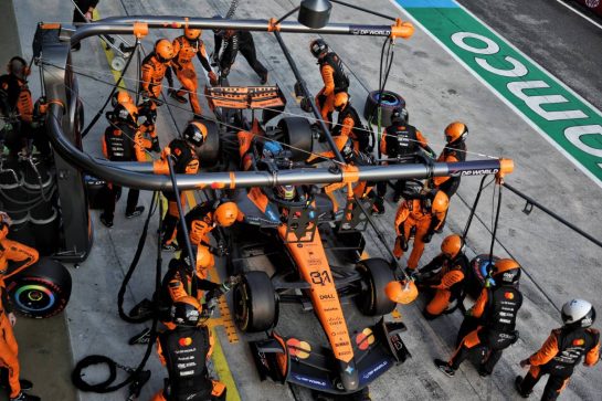 Oscar Piastri (AUS) McLaren F1 Team MCL40 makes a pit stop.
04.10.2026. Formula 1 World Championship, Rd 16, Bahrain Grand Prix, Sepang, Malaysia, Race Day.
- www.xpbimages.com, EMail: requests@xpbimages.com © Copyright: Bearne / XPB Images