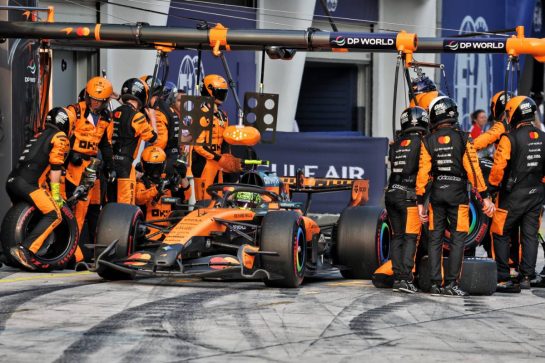 Lando Norris (GBR) McLaren F1 Team MCL40 makes a pit stop.
04.10.2026. Formula 1 World Championship, Rd 16, Bahrain Grand Prix, Sepang, Malaysia, Race Day.
- www.xpbimages.com, EMail: requests@xpbimages.com © Copyright: Moy / XPB Images
