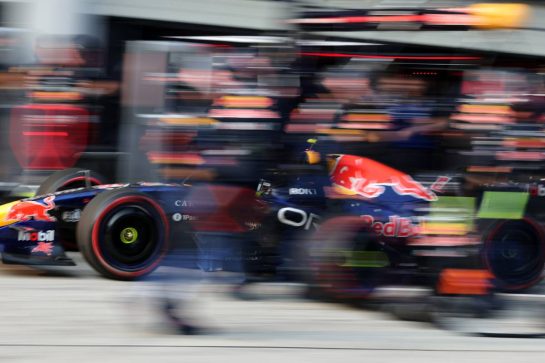 Isack Hadjar (FRA) Red Bull Racing RB22 makes a pit stop.
04.10.2026. Formula 1 World Championship, Rd 16, Bahrain Grand Prix, Sepang, Malaysia, Race Day.
- www.xpbimages.com, EMail: requests@xpbimages.com © Copyright: Moy / XPB Images
