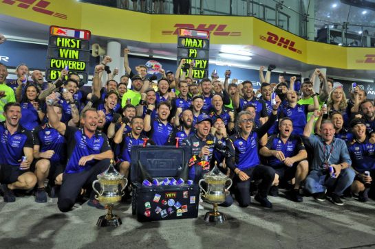 Race winner Max Verstappen (NLD) Red Bull Racing celebrates with the team.
04.10.2026. Formula 1 World Championship, Rd 16, Bahrain Grand Prix, Sepang, Malaysia, Race Day.
- www.xpbimages.com, EMail: requests@xpbimages.com © Copyright: Moy / XPB Images