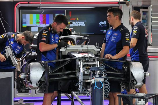 Red Bull Racing RB22 being prepared by mechanics in the pit garage.
08.10.2026. Formula 1 World Championship, Rd 17, Singapore Grand Prix, Marina Bay Street Circuit, Singapore, Preparations Day.
- www.xpbimages.com, EMail: requests@xpbimages.com © Copyright: Moy / XPB Images